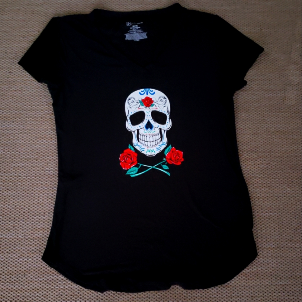 No Boundaries Woman's V Neck shirt